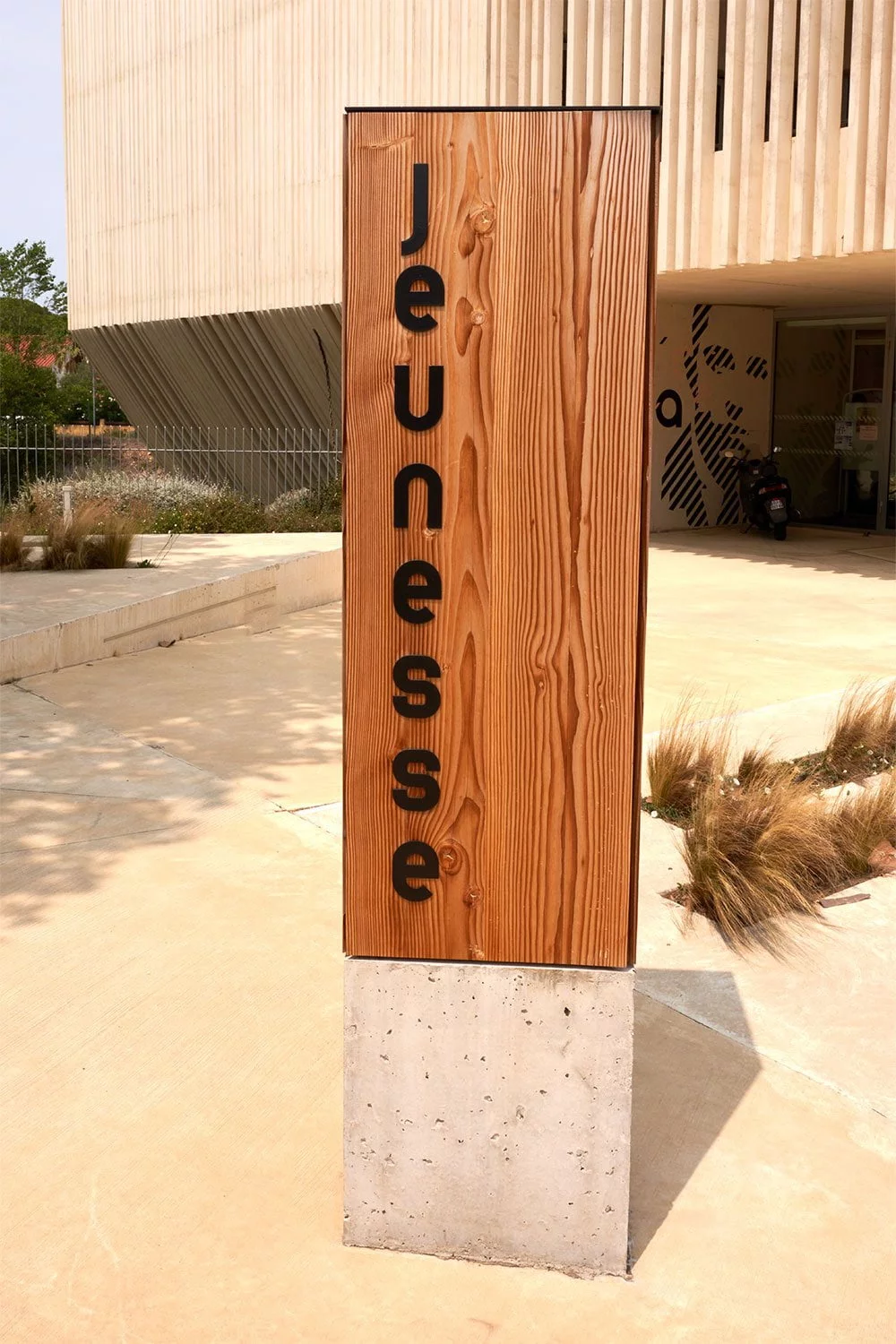 Totem acier et bois, lettre découpée au laser, Métallerie Perpignan FER NEUF